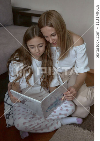 Parents read a book with daughter Parents read a book with daughter 113149018
