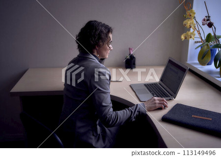 woman with laptop work in office 113149496