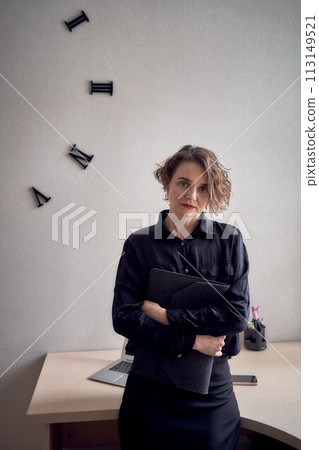 woman with laptop work in office 113149521