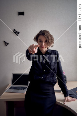 woman point to the camera 113149525