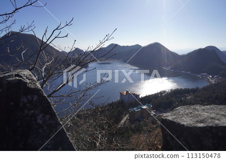 群馬縣榛名山、榛名湖,前往神嶽山途中的硯台上看到的榛名湖,2024年1月6日 群馬縣榛名山、榛名湖,前往神嶽山途中的硯台上看到的榛名湖,2024年1月6日 113150478