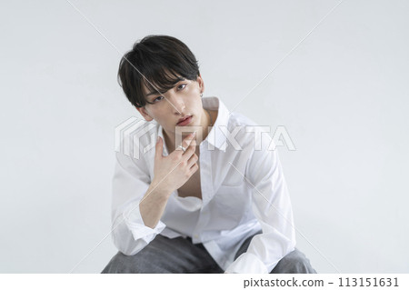 Man in his 20s with makeup looking at the camera, men's makeup/beauty image portrait 113151631