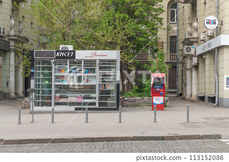 [Ukraine] Scenery with a small shop and ATM in Kharkiv city 113152086