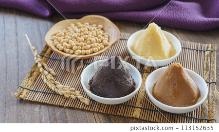 Images of various types of miso such as red miso and white miso | Ingredients: soybeans and rice (rice ears) 113152635
