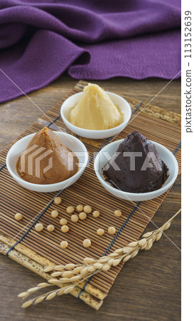 Images of various types of miso such as red miso and white miso | Ingredients: soybeans and rice (rice ears) Images of various types of miso such as red miso and white miso | Ingredients: soybeans and rice (rice ears) 113152639