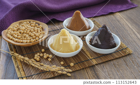 Images of various types of miso such as red miso and white miso | Ingredients: soybeans and rice (rice ears) 113152643