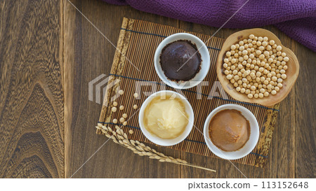 Images of various types of miso such as red miso and white miso | Ingredients: soybeans and rice (rice ears) Images of various types of miso such as red miso and white miso | Ingredients: soybeans and rice (rice ears) 113152648