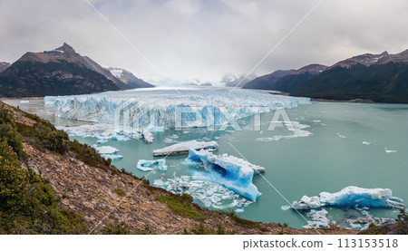 Vast Glacial Landscape with Icebergs and Mountain Peaks 113153518