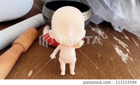 Noppera Baby raises his hand in front of Orin 113153594