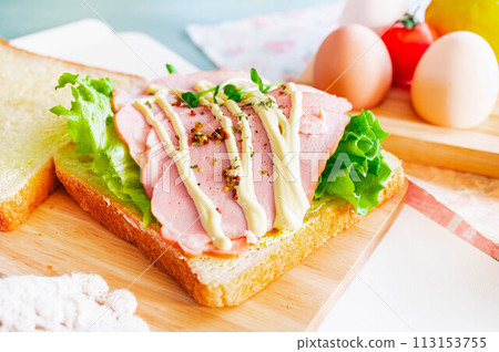 製作大腿火腿三明治 113153755