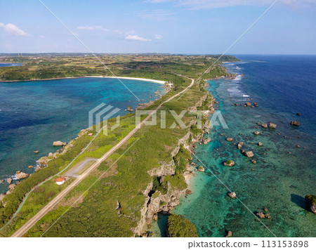 用無人機鳥瞰東平安名崎的單一道路 113153898