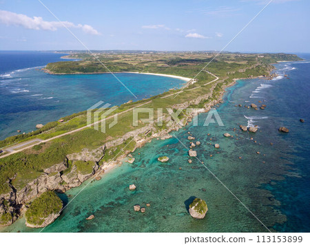 用無人機鳥瞰東平安名崎的單一道路 113153899