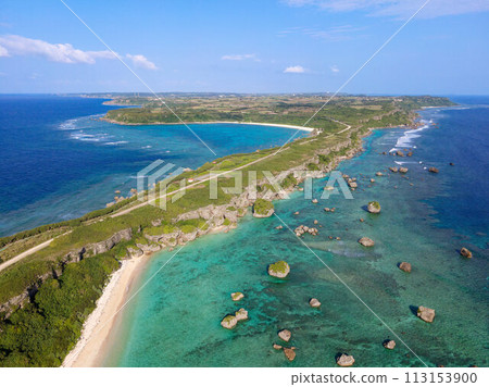 用無人機鳥瞰東平安名崎的單一道路 113153900
