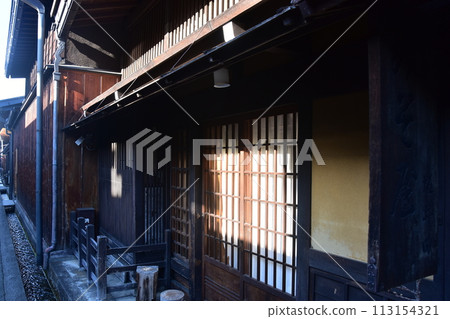 日本的春天,岐阜縣高山市的老街景,有歷史感的老民居,精心建造的日式房屋 日本的春天,岐阜縣高山市的老街景,有歷史感的老民居,精心建造的日式房屋 113154321