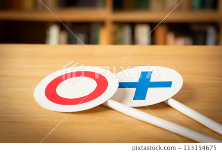 桌上的圓形和十字卡片○× 桌上的圓形和十字卡片○× 113154675