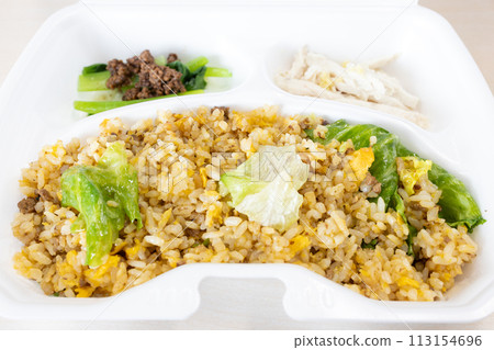 Delicious take-out lettuce fried rice bento 113154696