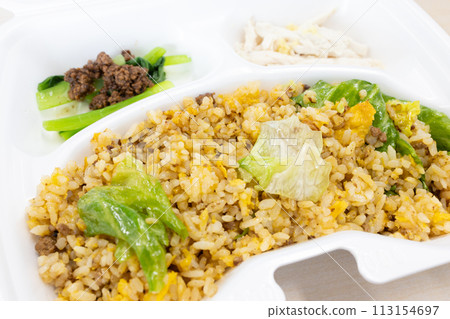 Delicious take-out lettuce fried rice bento 113154697
