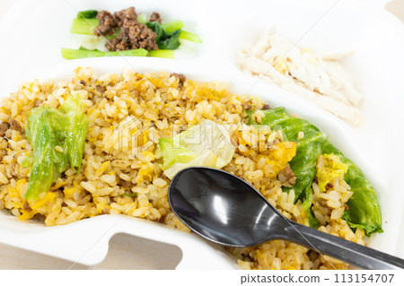 Delicious take-out lettuce fried rice lunch box 113154707