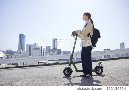 日本女子在電動滑板上移動 113154834