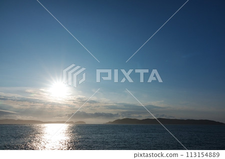 Evening sky and the sea where the setting sun reflects, early summer, wide angle, sky-based, 230723pm 113154889