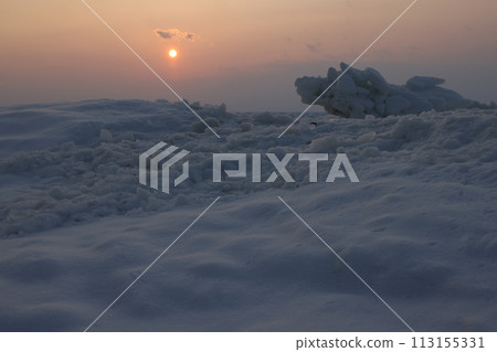 北海道宇登呂海岸流冰山日落 113155331