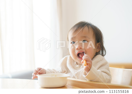 Baby eating baby food 113155816