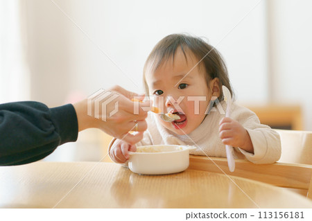 嬰兒吃嬰兒食品 113156181