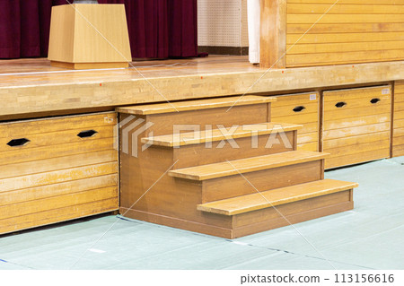 通往體育館舞台的樓梯 113156616