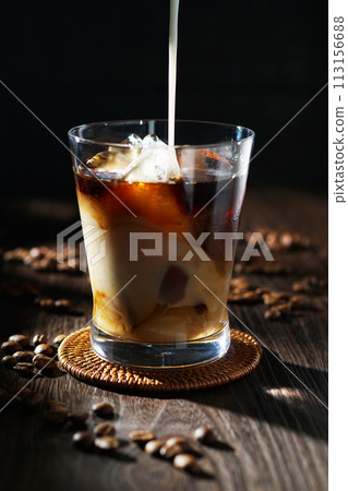 冷牛奶倒入冰咖啡中 113156688