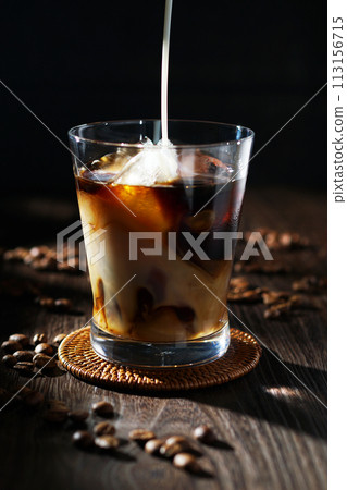 冷牛奶倒入冰咖啡中 冷牛奶倒入冰咖啡中 113156715
