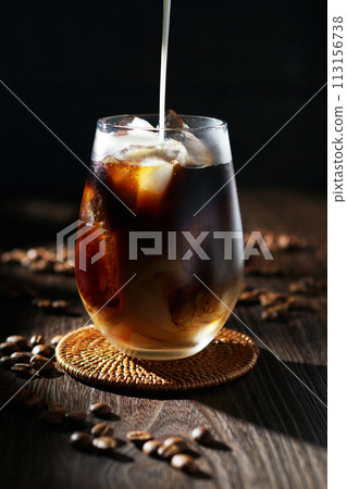 冷牛奶倒入冰咖啡中 113156738