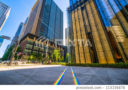 日本東京城市景觀 彩虹出現在大手町站前的人行道上－罕見的景象...它會成為日本經濟的一線希望和指路標嗎？ 113156878