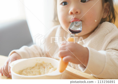 嬰兒吃嬰兒食品 嬰兒吃嬰兒食品 113156891