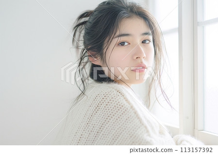 窗邊的美女“AI生成圖像” 113157392