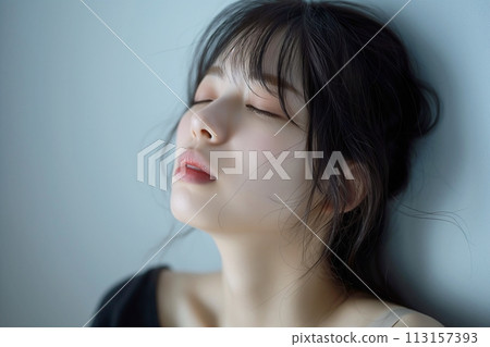 閉上眼睛的美女“AI生成圖像” 113157393