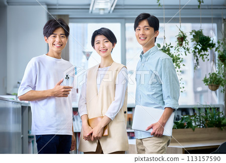 在辦公室工作的年輕 IT 工程師的業務團隊 113157590