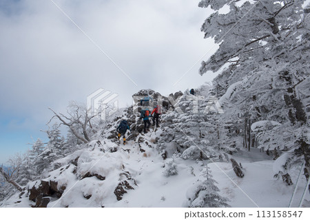 Blue skies, climbers, stones, and snow on the Shibunoyu route (Nakayama Pass to Higashi Tengu) on Mt. Higashi Tengu in midwinter in Chino City, Nagano Prefecture Blue skies, climbers, stones, and snow on the Shibunoyu route (Nakayama Pass to Higashi Tengu) on Mt. Higashi Tengu in midwinter in Chino City, Nagano Prefecture 113158547