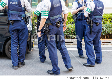 警察聚集在事故車周圍 113162935