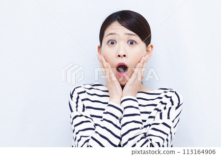 Surprised woman 113164906
