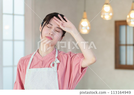 Restaurant employee back pain Restaurant employee back pain 113164949
