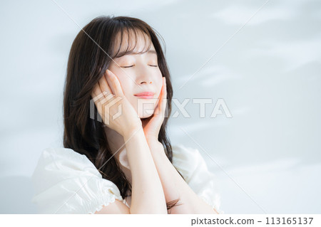 一個戴著草帽的女人 113165137