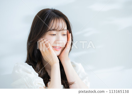 一個戴著草帽的女人 113165138
