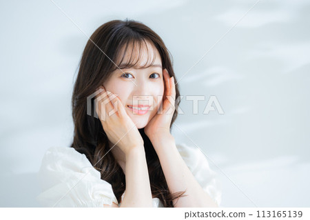 A woman with a straw hat 113165139