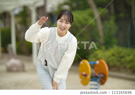 幼兒園老師在公園照顧孩子們 113165696