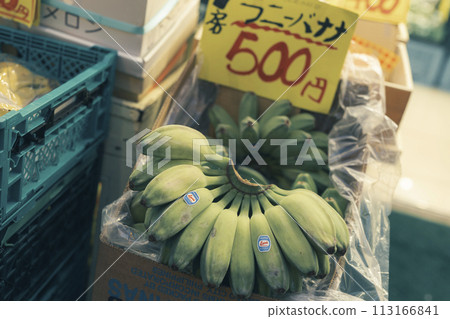 Night market, greengrocer, selling bananas 113166841