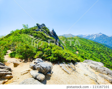 夏季攀登津岬山（燕山荘～津岬山頂：矢裡岳景色） 113167101