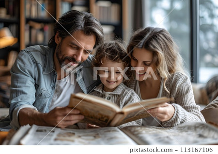 一家人一起閱讀 1 張 AI 生成的圖像 113167106