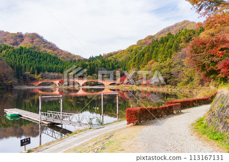 群馬縣安中市的秋天、紅葉的 Abt 路、碓冰湖 113167131