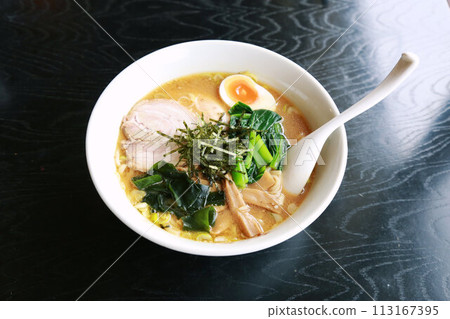 大片豬肉和各種配料的味噌拉麵 113167395