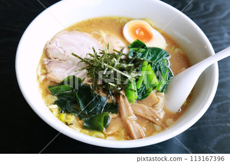 大片豬肉和各種配料的味噌拉麵 113167396